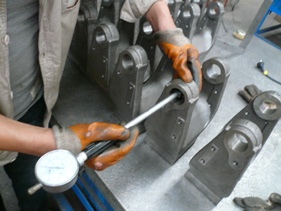 Excavator bracket dimension control Excavator bracket dimension control